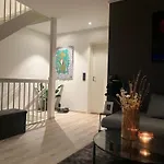 Moderne Hjem Med Hoy Standard Og Privat Takterasse
